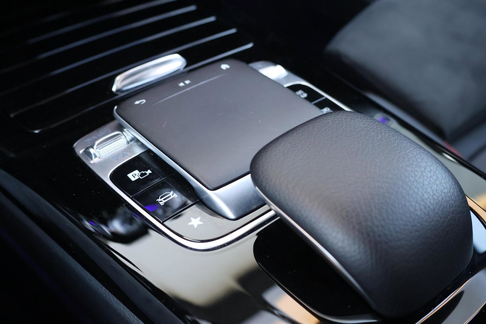 Mercedes-Benz A-Klasse 200 Launch Edition AMG / Night Pakket / Keyless Go / Standkachel / Sfeerverlichting / Stoelverwarming