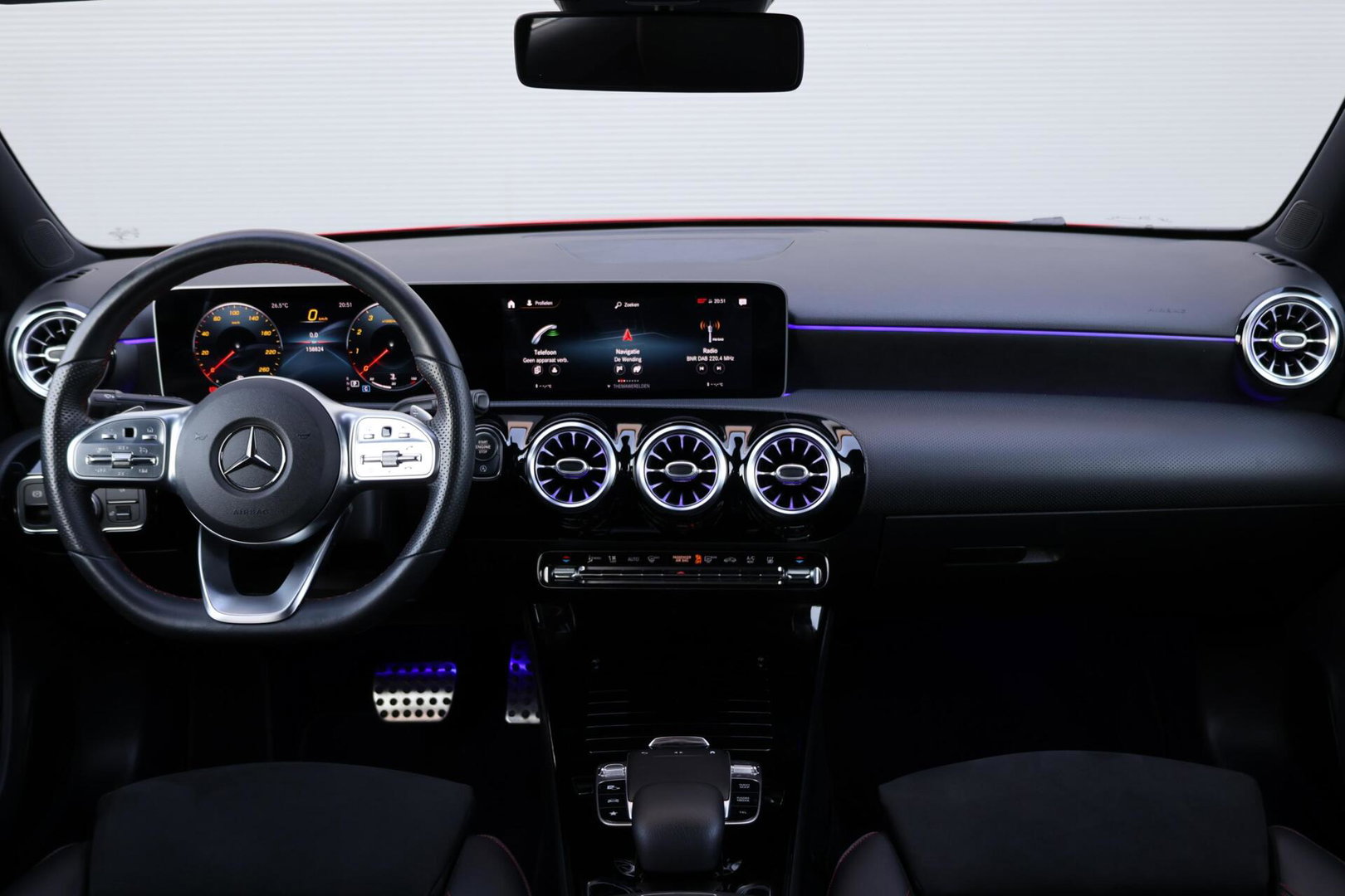 Mercedes-Benz A-Klasse 200 Launch Edition AMG / Night Pakket / Keyless Go / Standkachel / Sfeerverlichting / Stoelverwarming