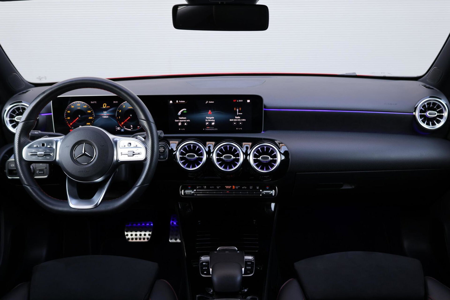 Mercedes-Benz A-Klasse 200 Launch Edition AMG / Night Pakket / Keyless Go / Standkachel / Sfeerverlichting / Stoelverwarming