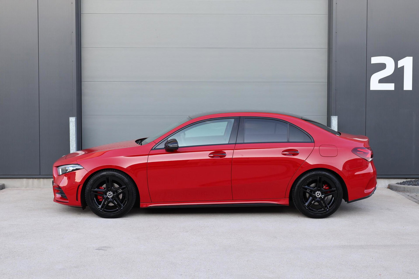 Mercedes-Benz A-Klasse 200 Launch Edition AMG / Night Pakket / Keyless Go / Standkachel / Sfeerverlichting / Stoelverwarming