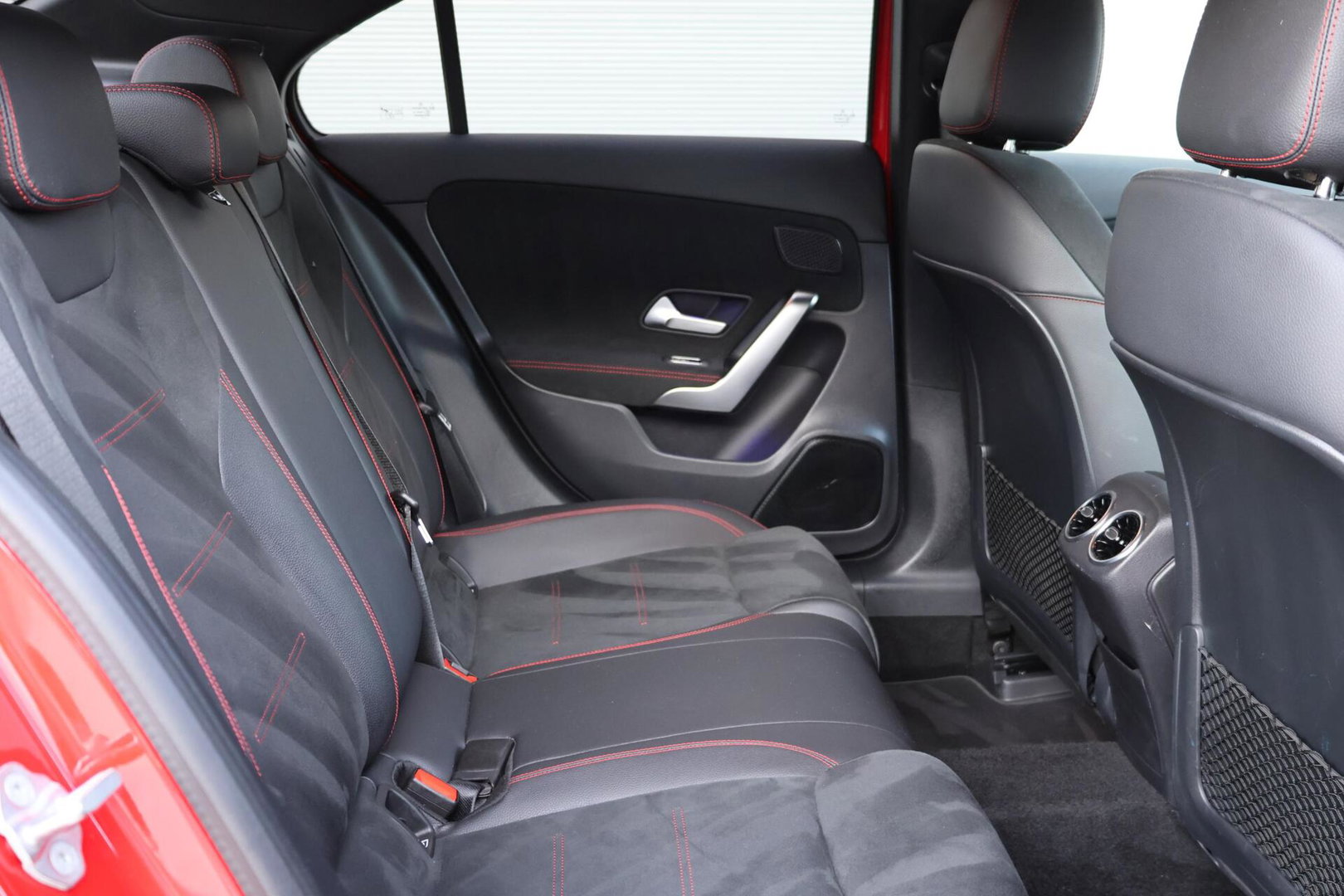 Mercedes-Benz A-Klasse 200 Launch Edition AMG / Night Pakket / Keyless Go / Standkachel / Sfeerverlichting / Stoelverwarming