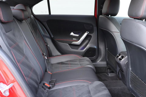 Mercedes-Benz A-Klasse 200 Launch Edition AMG / Night Pakket / Keyless Go / Standkachel / Sfeerverlichting / Stoelverwarming