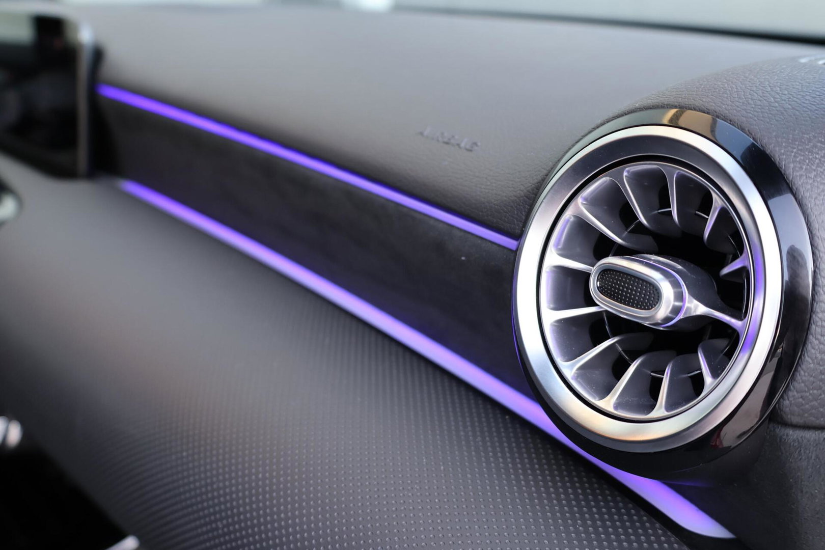 Mercedes-Benz A-Klasse 200 Launch Edition AMG / Night Pakket / Keyless Go / Standkachel / Sfeerverlichting / Stoelverwarming