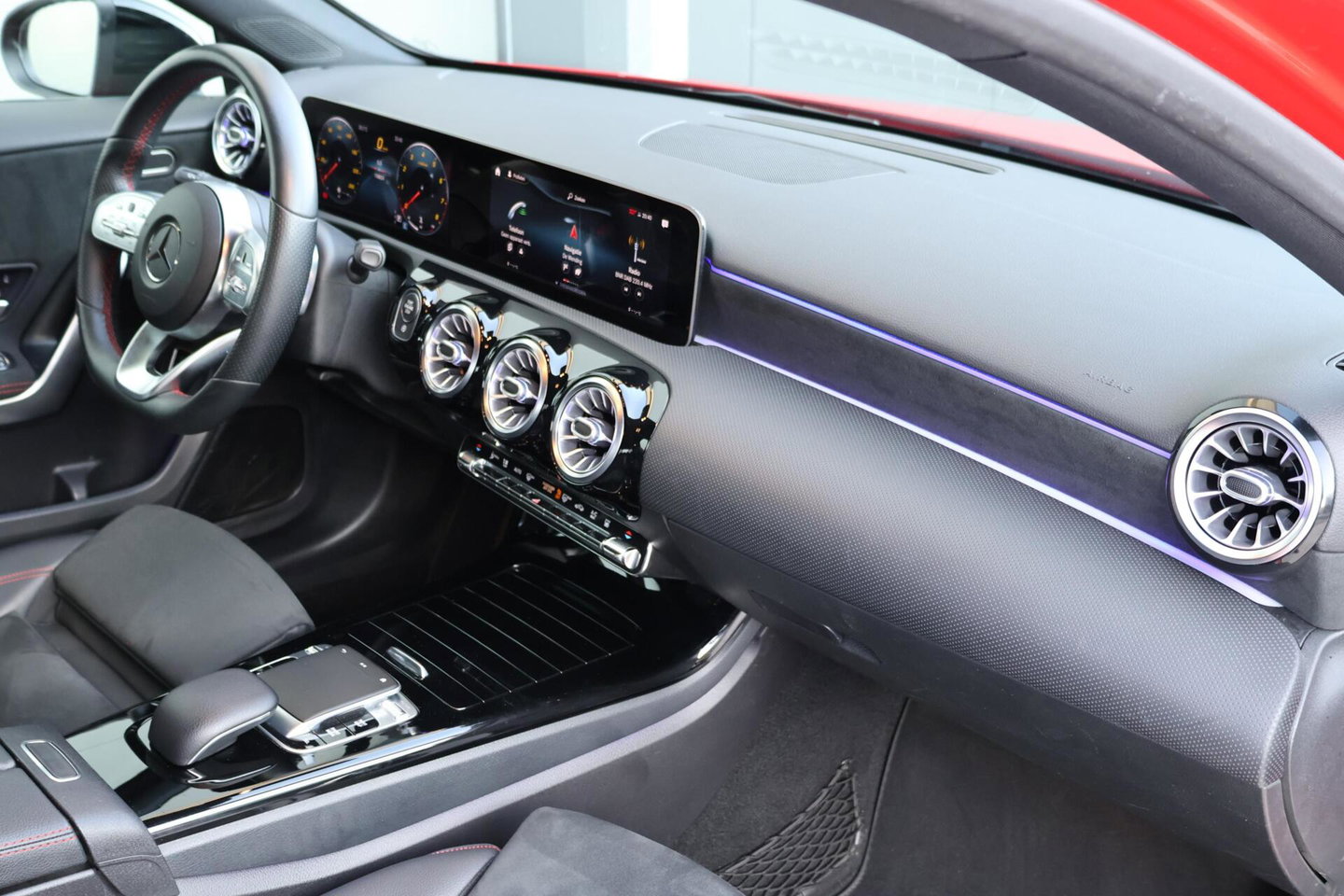 Mercedes-Benz A-Klasse 200 Launch Edition AMG / Night Pakket / Keyless Go / Standkachel / Sfeerverlichting / Stoelverwarming