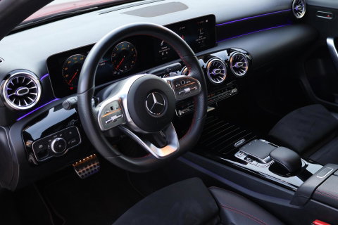 Mercedes-Benz A-Klasse 200 Launch Edition AMG / Night Pakket / Keyless Go / Standkachel / Sfeerverlichting / Stoelverwarming