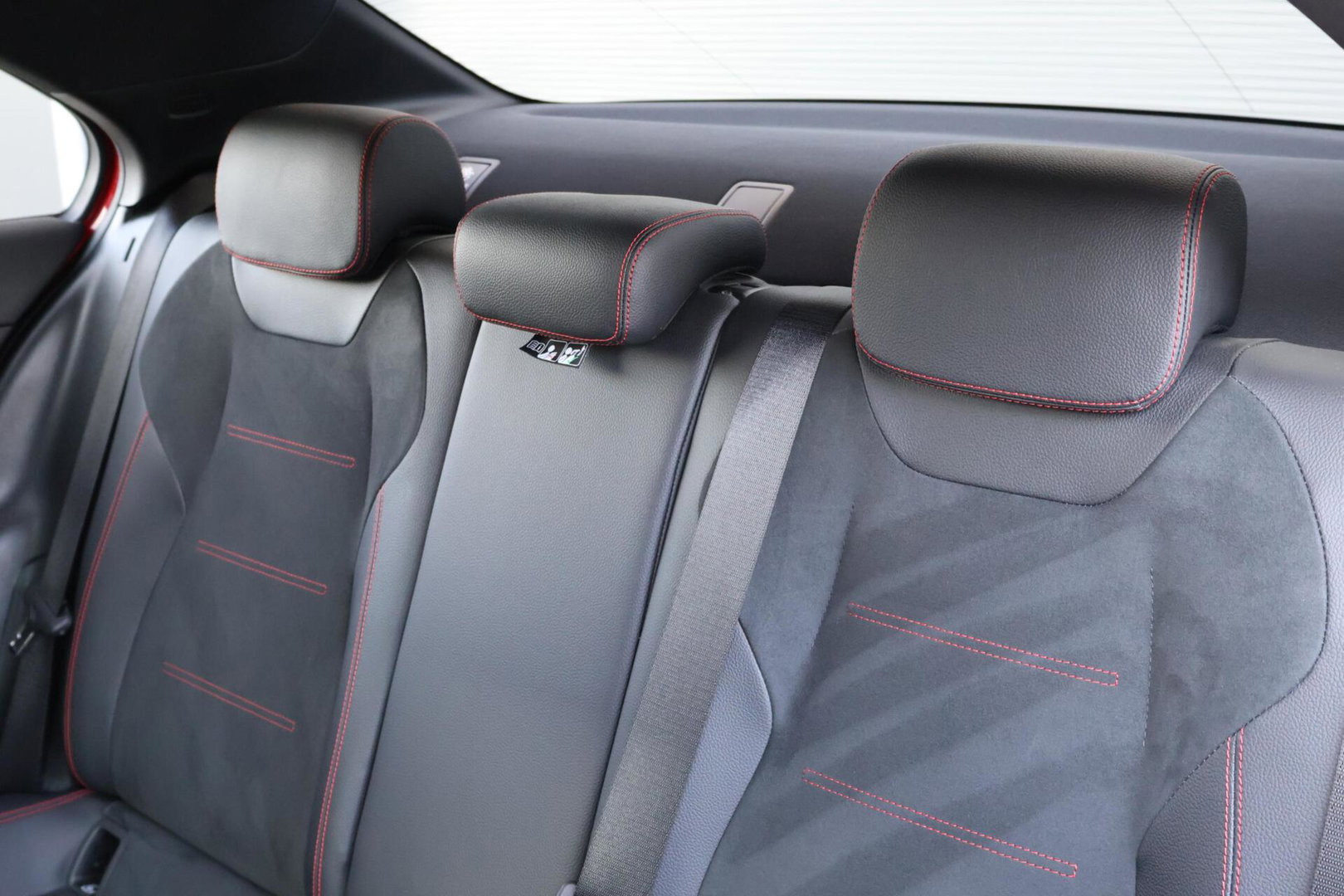 Mercedes-Benz A-Klasse 200 Launch Edition AMG / Night Pakket / Keyless Go / Standkachel / Sfeerverlichting / Stoelverwarming