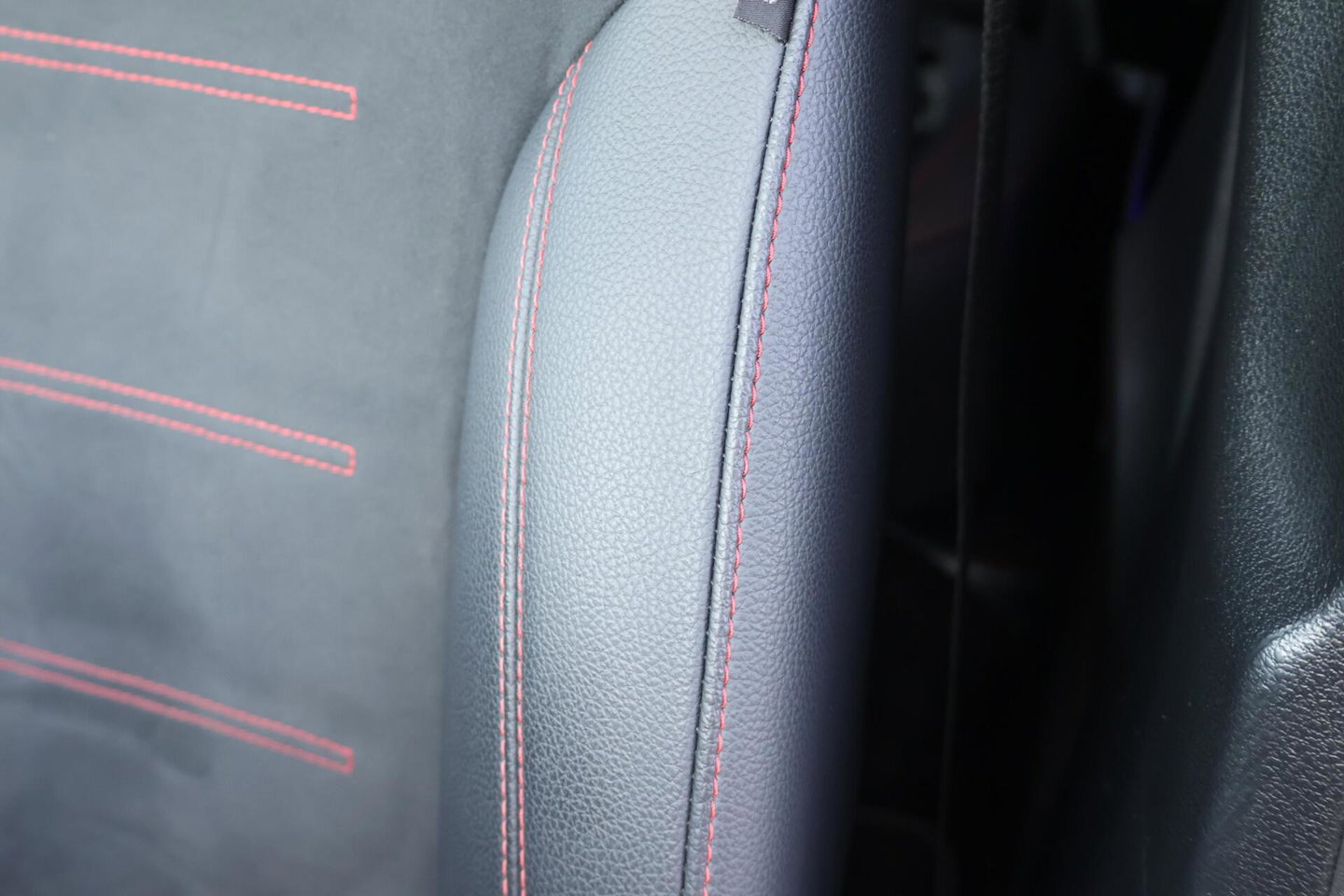 Mercedes-Benz A-Klasse 200 Launch Edition AMG / Night Pakket / Keyless Go / Standkachel / Sfeerverlichting / Stoelverwarming