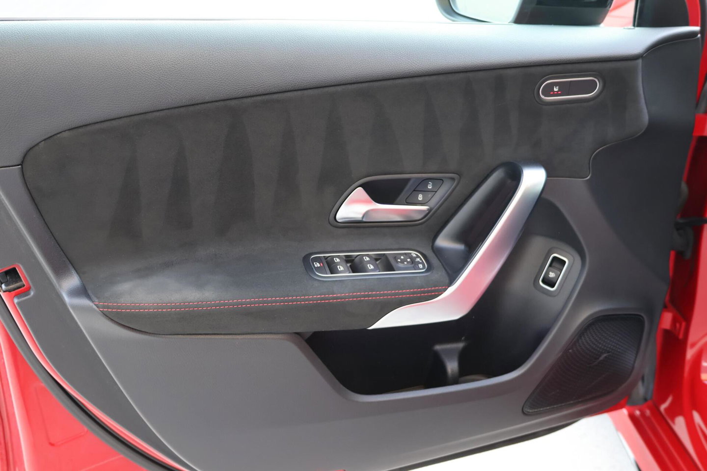 Mercedes-Benz A-Klasse 200 Launch Edition AMG / Night Pakket / Keyless Go / Standkachel / Sfeerverlichting / Stoelverwarming