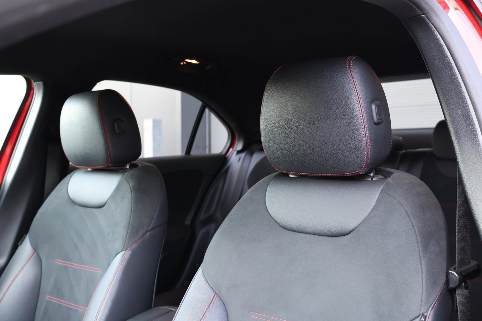 Mercedes-Benz A-Klasse 200 Launch Edition AMG / Night Pakket / Keyless Go / Standkachel / Sfeerverlichting / Stoelverwarming
