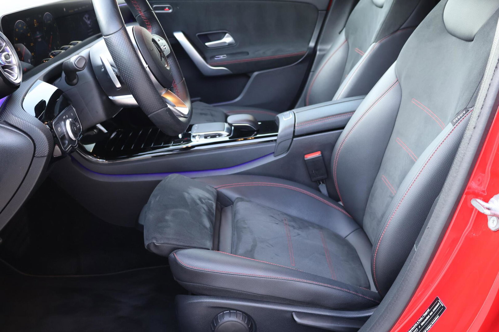 Mercedes-Benz A-Klasse 200 Launch Edition AMG / Night Pakket / Keyless Go / Standkachel / Sfeerverlichting / Stoelverwarming