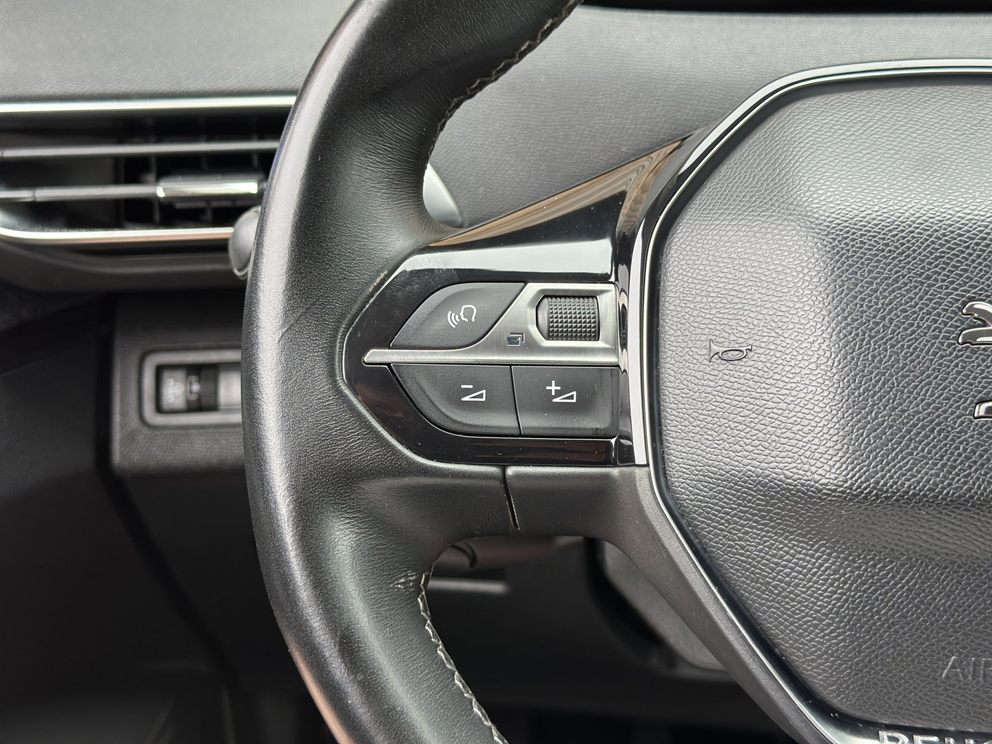Peugeot 3008 1.2 PureTech Blue Lease Premium | Achteruitrijcamera | Afneembare Trekhaak | Cruise Control | Apple Carplay | Parkeersensoren | Keyless | Android Auto