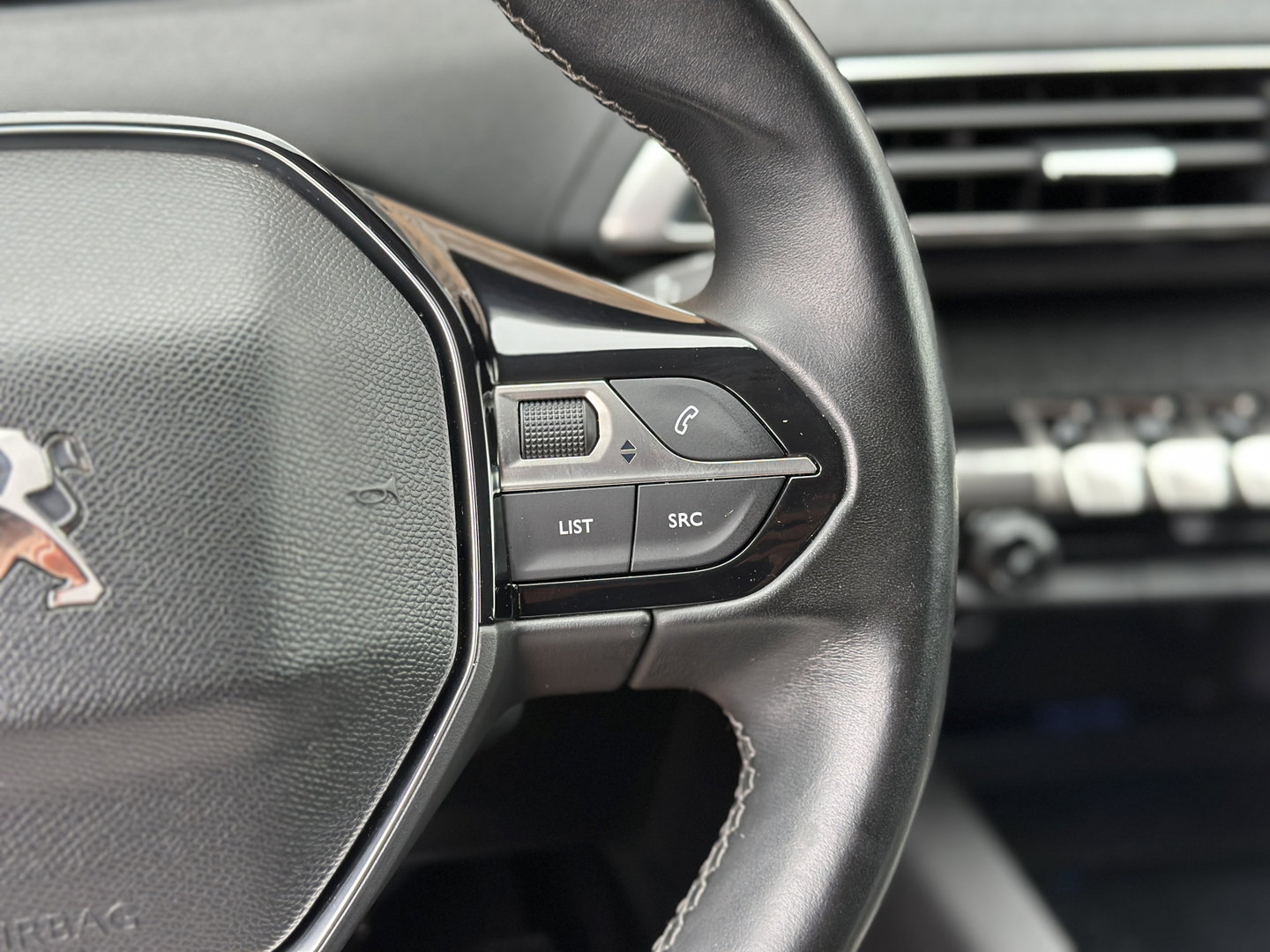 Peugeot 3008 1.2 PureTech Blue Lease Premium | Achteruitrijcamera | Afneembare Trekhaak | Cruise Control | Apple Carplay | Parkeersensoren | Keyless | Android Auto