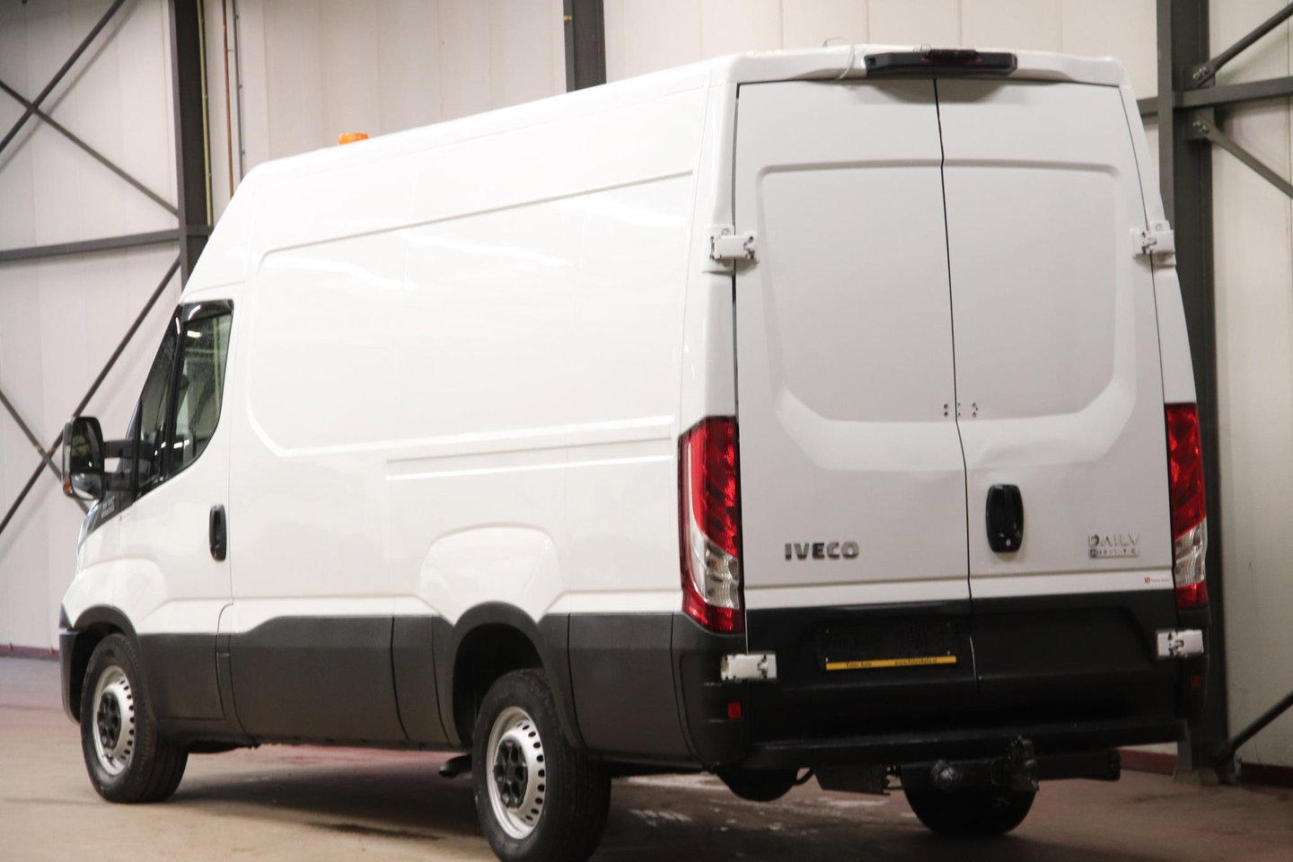 Iveco Daily 35S14V AUTOMAAT L2H2 3500KG TREKVERMOGEN
