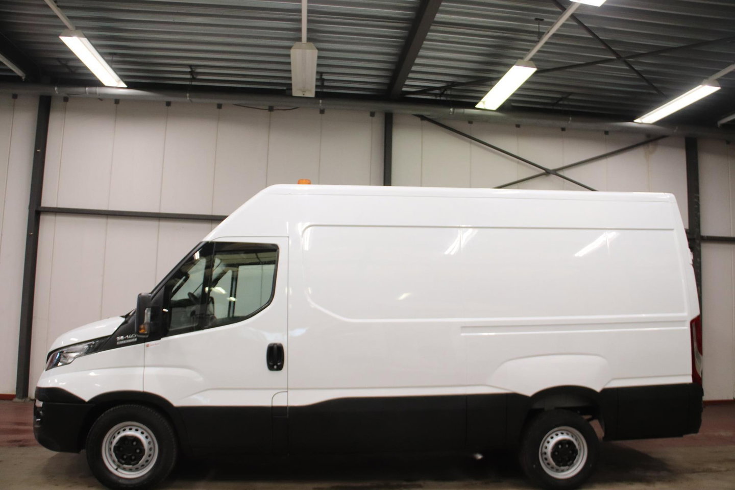 Iveco Daily 35S14V AUTOMAAT L2H2 3500KG TREKVERMOGEN