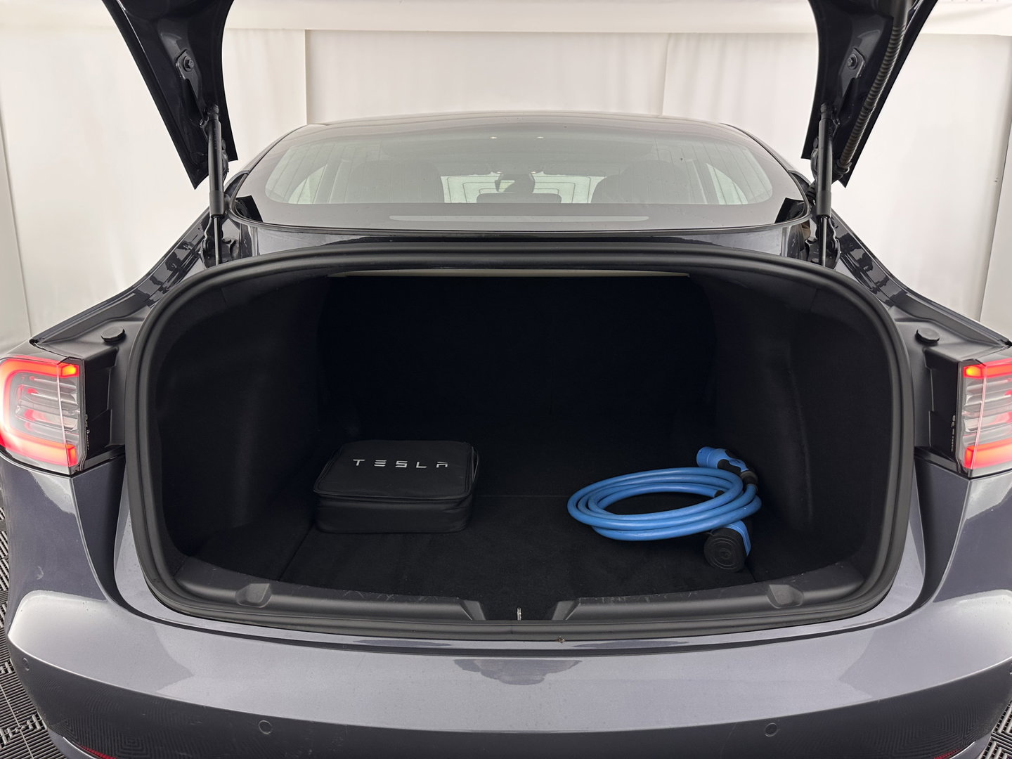 Tesla Model 3 Standard RWD Plus 60 kWh [ 3-Fase-11kW ]{SoH-98%} (INCL-BTW) Aut. *PANO | AUTOPILOT | LEATHER | KEYLESS | FULL-LED | MEMORY-PACK | TOPVIEW | DAB | CARPLAY | DIGI-COCKPIT | LANE-ASSIST | COMFORTSEATS | 19"ALU*