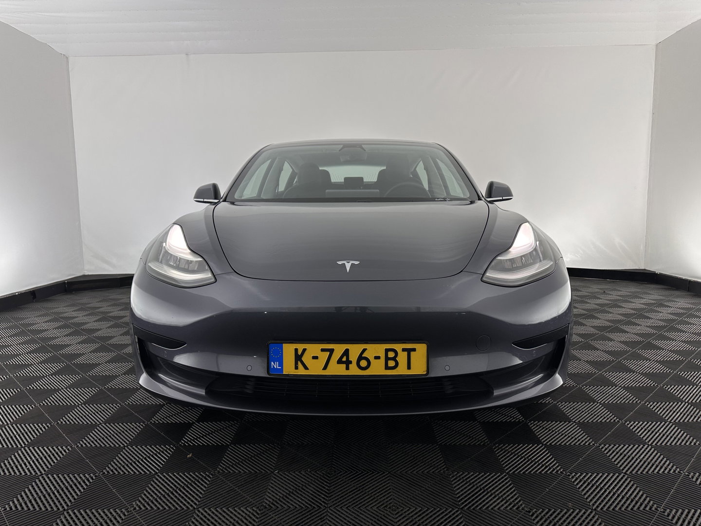 Tesla Model 3 Standard RWD Plus 60 kWh [ 3-Fase-11kW ]{SoH-98%} (INCL-BTW) Aut. *PANO | AUTOPILOT | LEATHER | KEYLESS | FULL-LED | MEMORY-PACK | TOPVIEW | DAB | CARPLAY | DIGI-COCKPIT | LANE-ASSIST | COMFORTSEATS | 19"ALU*
