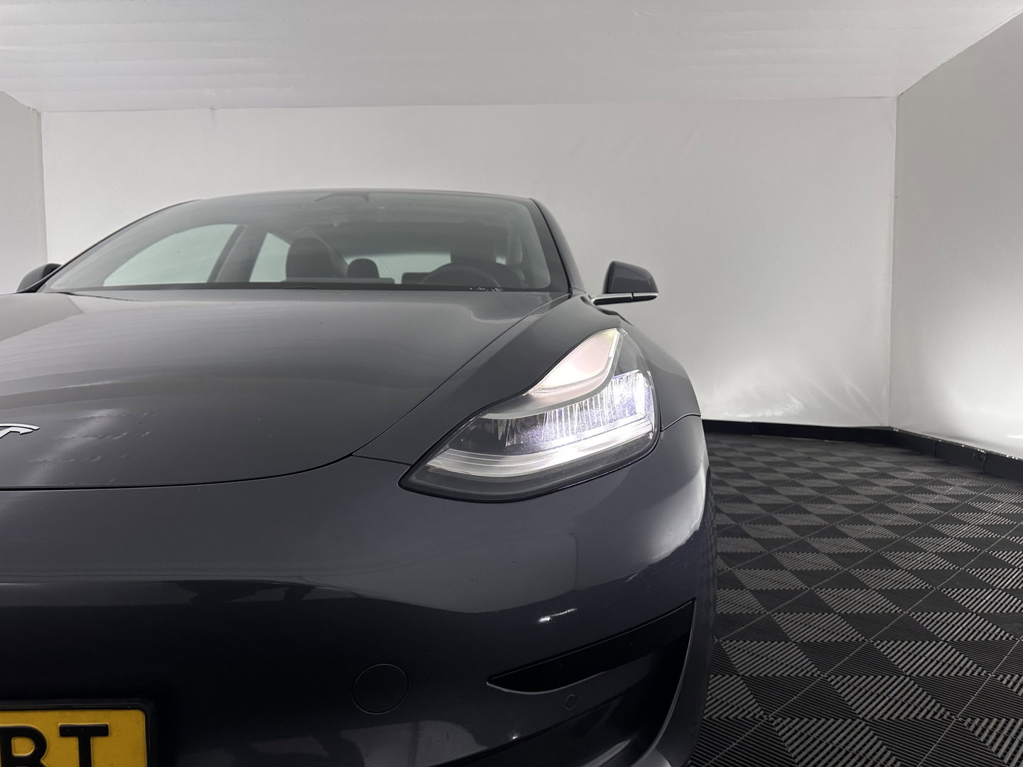 Tesla Model 3 Standard RWD Plus 60 kWh [ 3-Fase-11kW ]{SoH-98%} (INCL-BTW) Aut. *PANO | AUTOPILOT | LEATHER | KEYLESS | FULL-LED | MEMORY-PACK | TOPVIEW | DAB | CARPLAY | DIGI-COCKPIT | LANE-ASSIST | COMFORTSEATS | 19"ALU*