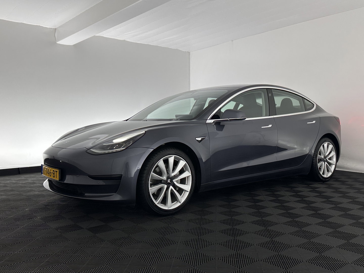 Tesla Model 3 Standard RWD Plus 60 kWh [ 3-Fase-11kW ]{SoH-98%} (INCL-BTW) Aut. *PANO | AUTOPILOT | LEATHER | KEYLESS | FULL-LED | MEMORY-PACK | TOPVIEW | DAB | CARPLAY | DIGI-COCKPIT | LANE-ASSIST | COMFORTSEATS | 19"ALU*