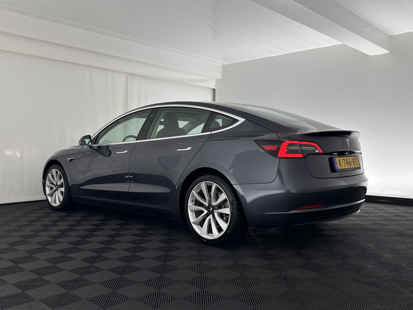 Tesla Model 3 Standard RWD Plus 60 kWh [ 3-Fase-11kW ]{SoH-98%} (INCL-BTW) Aut. *PANO | AUTOPILOT | LEATHER | KEYLESS | FULL-LED | MEMORY-PACK | TOPVIEW | DAB | CARPLAY | DIGI-COCKPIT | LANE-ASSIST | COMFORTSEATS | 19"ALU*
