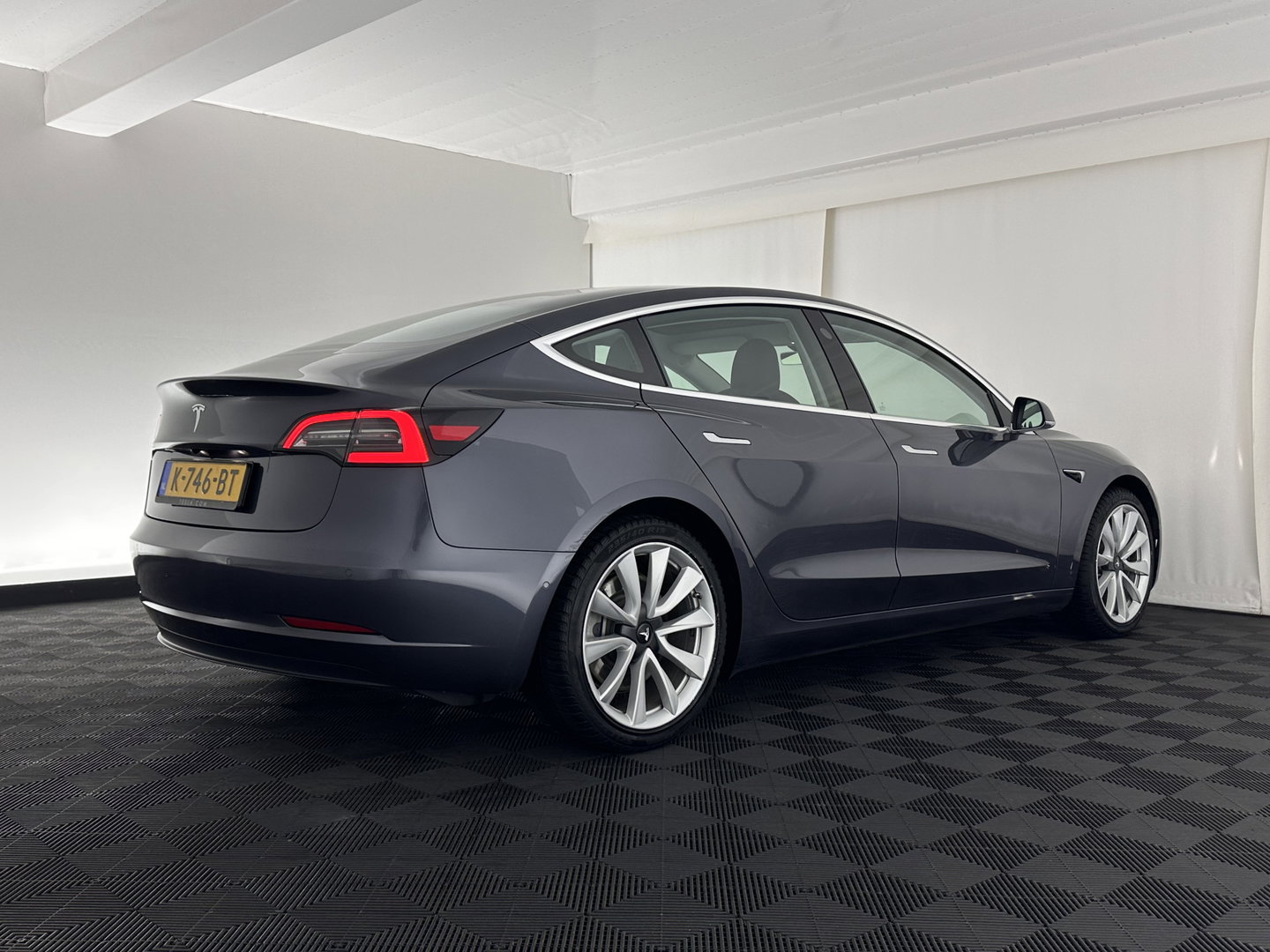 Tesla Model 3 Standard RWD Plus 60 kWh [ 3-Fase-11kW ]{SoH-98%} (INCL-BTW) Aut. *PANO | AUTOPILOT | LEATHER | KEYLESS | FULL-LED | MEMORY-PACK | TOPVIEW | DAB | CARPLAY | DIGI-COCKPIT | LANE-ASSIST | COMFORTSEATS | 19"ALU*