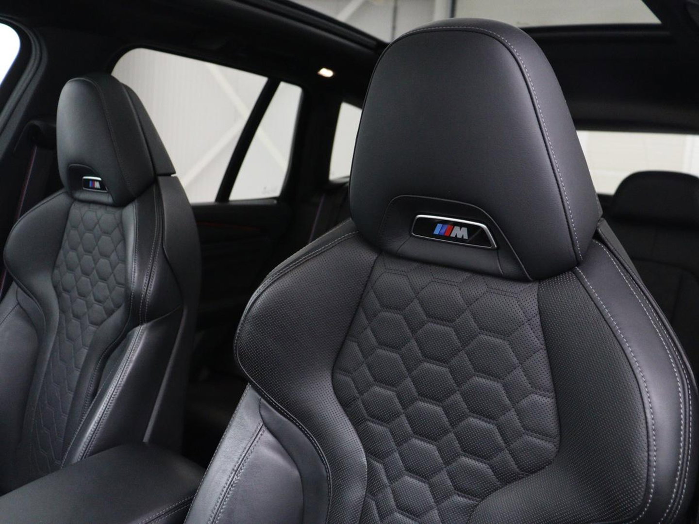 BMW X3 M Competition | Panoramadak | Head-Up | 360 Camera | Adaptive cruise | Leder | Achterbankverwarming | Carplay | Trekhaak | Sfeerverlichting | Harman/Kardon | Navigatie | Keyless | M Sportstoelen | 21'' velgen | Adaptief LED