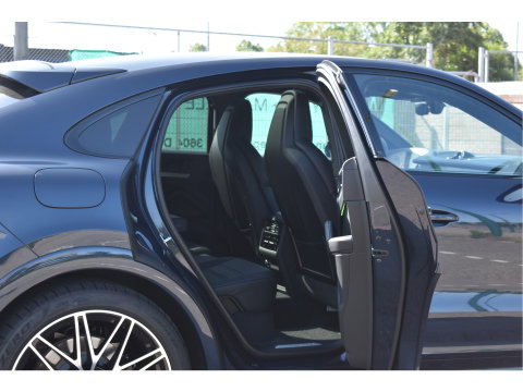 Porsche Cayenne Coupé 3.0 E-Hybrid Spor Chrono 470 pk | NL-Auto | Keyless | Luchtvering | HUD | 360 gr. camera | Softclose | Pano | Nieuwstaat