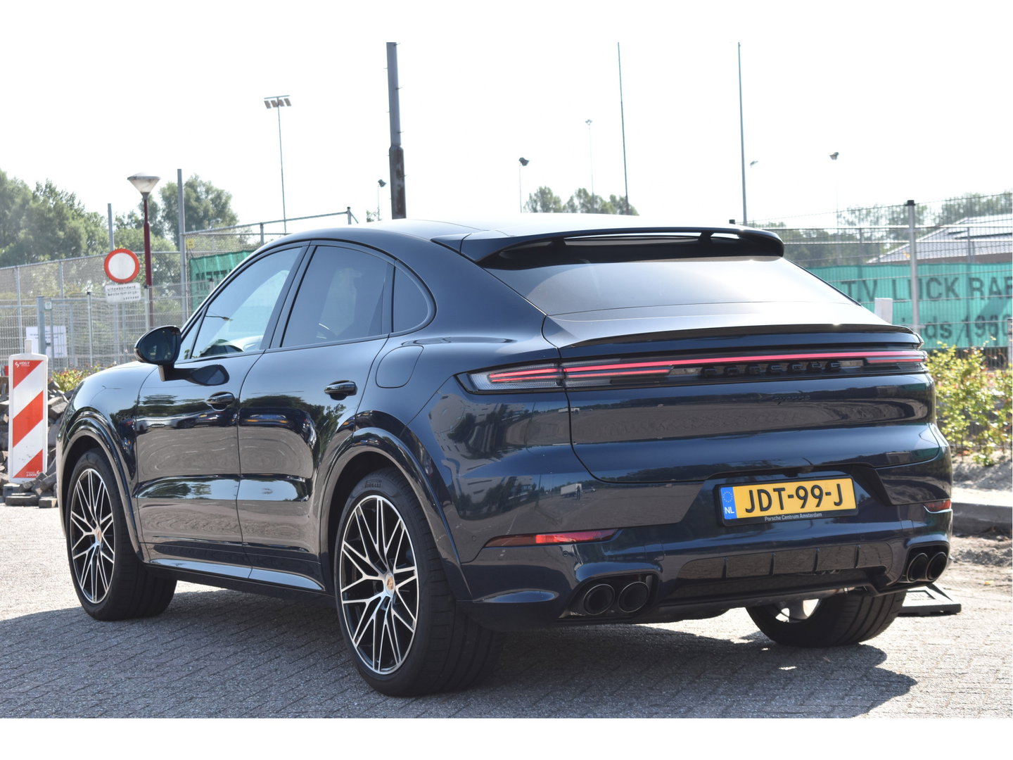 Porsche Cayenne Coupé 3.0 E-Hybrid Spor Chrono 470 pk | NL-Auto | Keyless | Luchtvering | HUD | 360 gr. camera | Softclose | Pano | Nieuwstaat