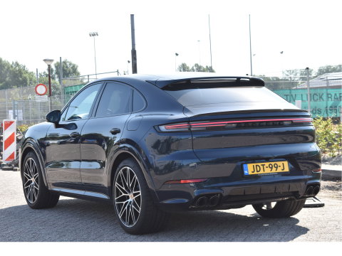 Porsche Cayenne Coupé 3.0 E-Hybrid Spor Chrono 470 pk | NL-Auto | Keyless | Luchtvering | HUD | 360 gr. camera | Softclose | Pano | Nieuwstaat