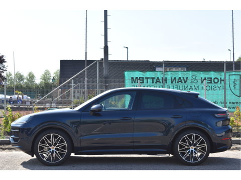 Porsche Cayenne Coupé 3.0 E-Hybrid Spor Chrono 470 pk | NL-Auto | Keyless | Luchtvering | HUD | 360 gr. camera | Softclose | Pano | Nieuwstaat