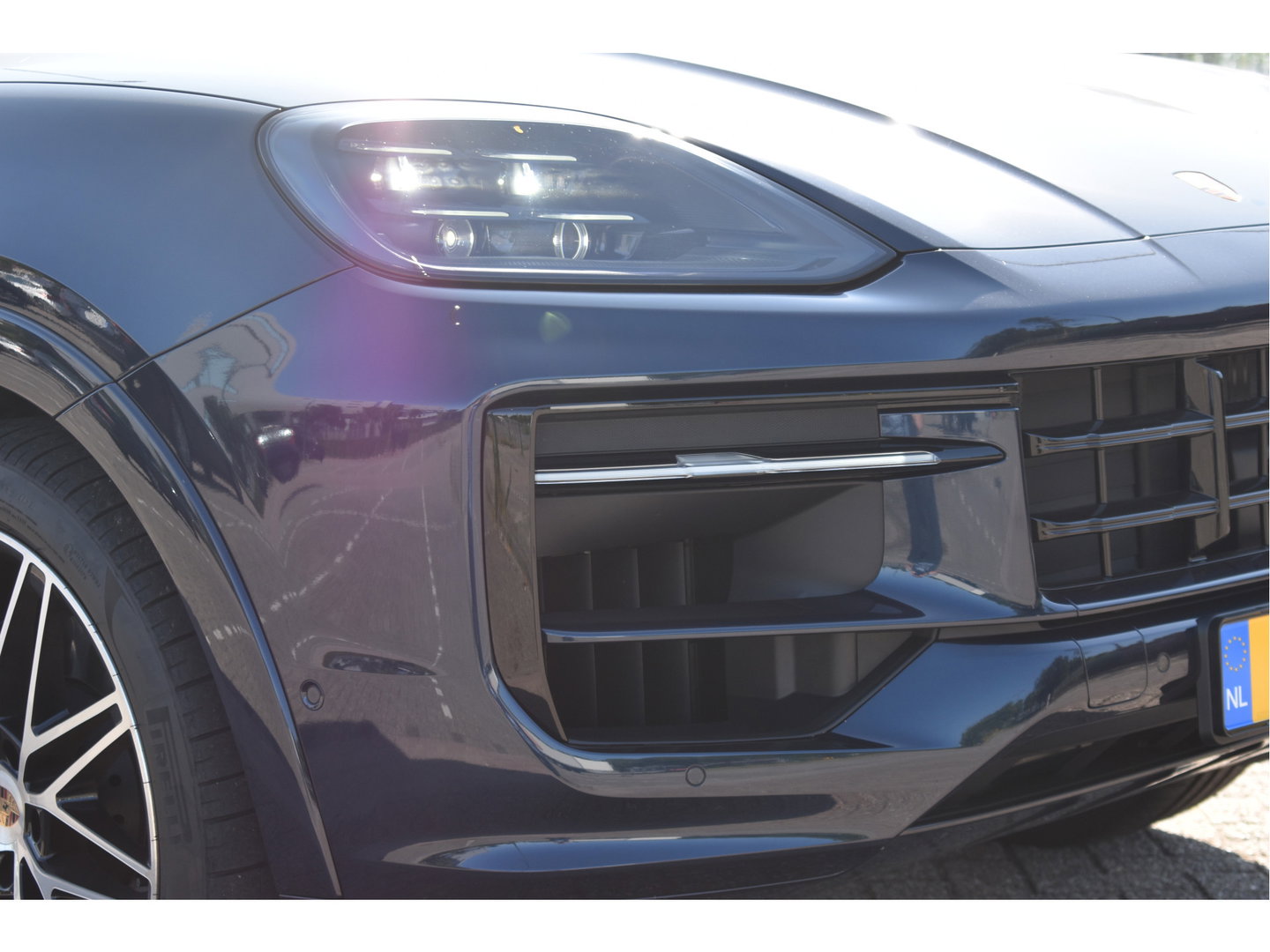 Porsche Cayenne Coupé 3.0 E-Hybrid Spor Chrono 470 pk | NL-Auto | Keyless | Luchtvering | HUD | 360 gr. camera | Softclose | Pano | Nieuwstaat