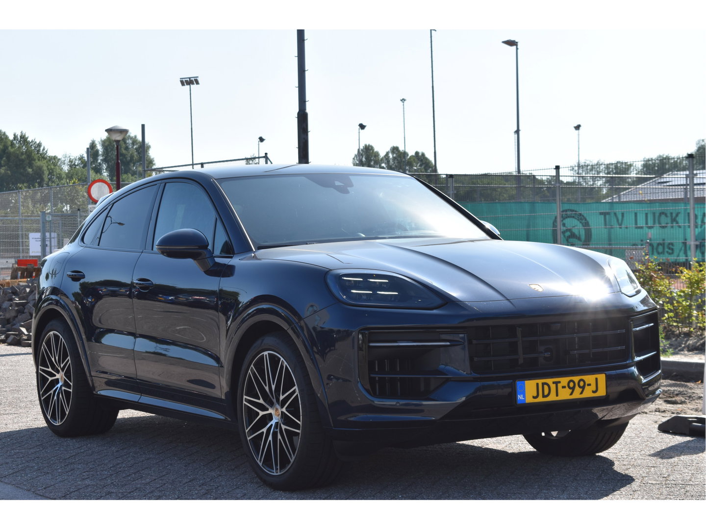 Porsche Cayenne Coupé 3.0 E-Hybrid Spor Chrono 470 pk | NL-Auto | Keyless | Luchtvering | HUD | 360 gr. camera | Softclose | Pano | Nieuwstaat