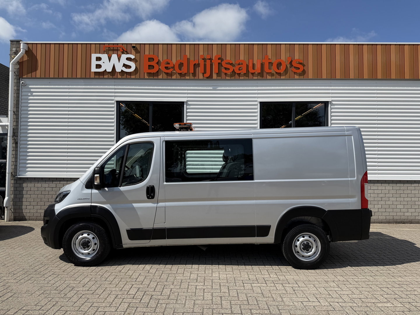 Fiat Ducato Maxi 35H 2.3 MultiJet L2H1 DC 5 persoons / trekhaak 3000 kg! / euro 6 / bpm vrij / zilver metallic / cruise en climate control / ingerichte laadruimte / lease vanaf €
