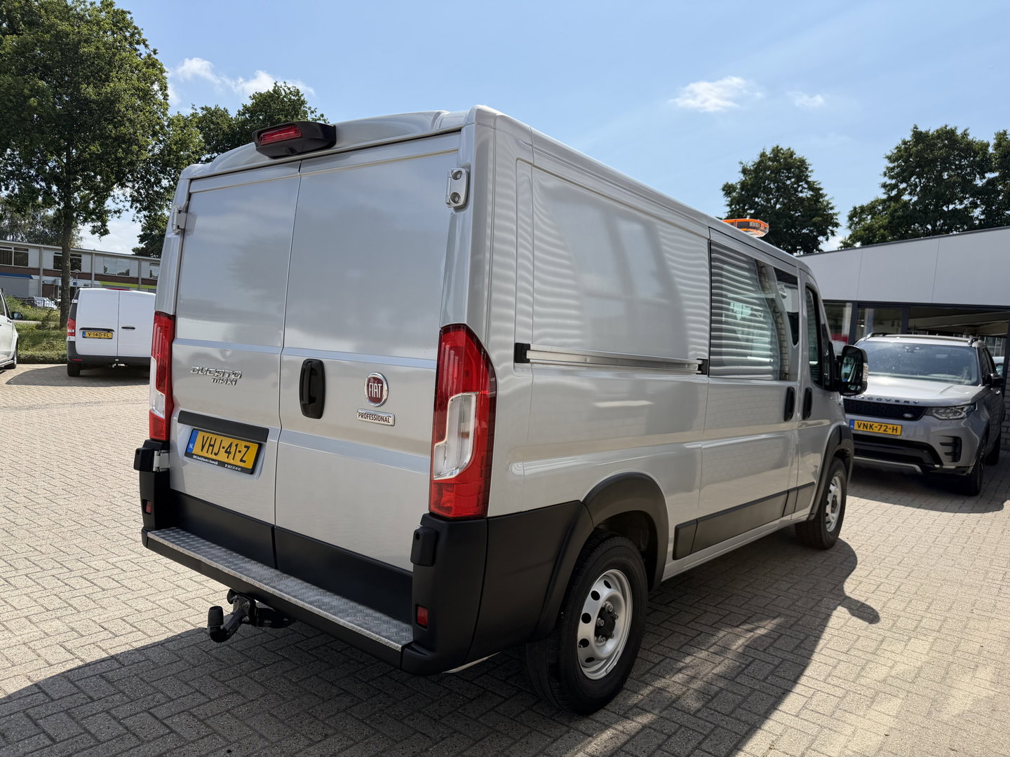 Fiat Ducato Maxi 35H 2.3 MultiJet L2H1 DC 5 persoons / trekhaak 3000 kg! / euro 6 / bpm vrij / zilver metallic / cruise en climate control / ingerichte laadruimte / lease vanaf €