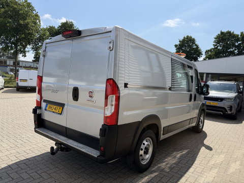 Fiat Ducato Maxi 35H 2.3 MultiJet L2H1 DC 5 persoons / trekhaak 3000 kg! / euro 6 / bpm vrij / zilver metallic / cruise en climate control / ingerichte laadruimte / lease vanaf €