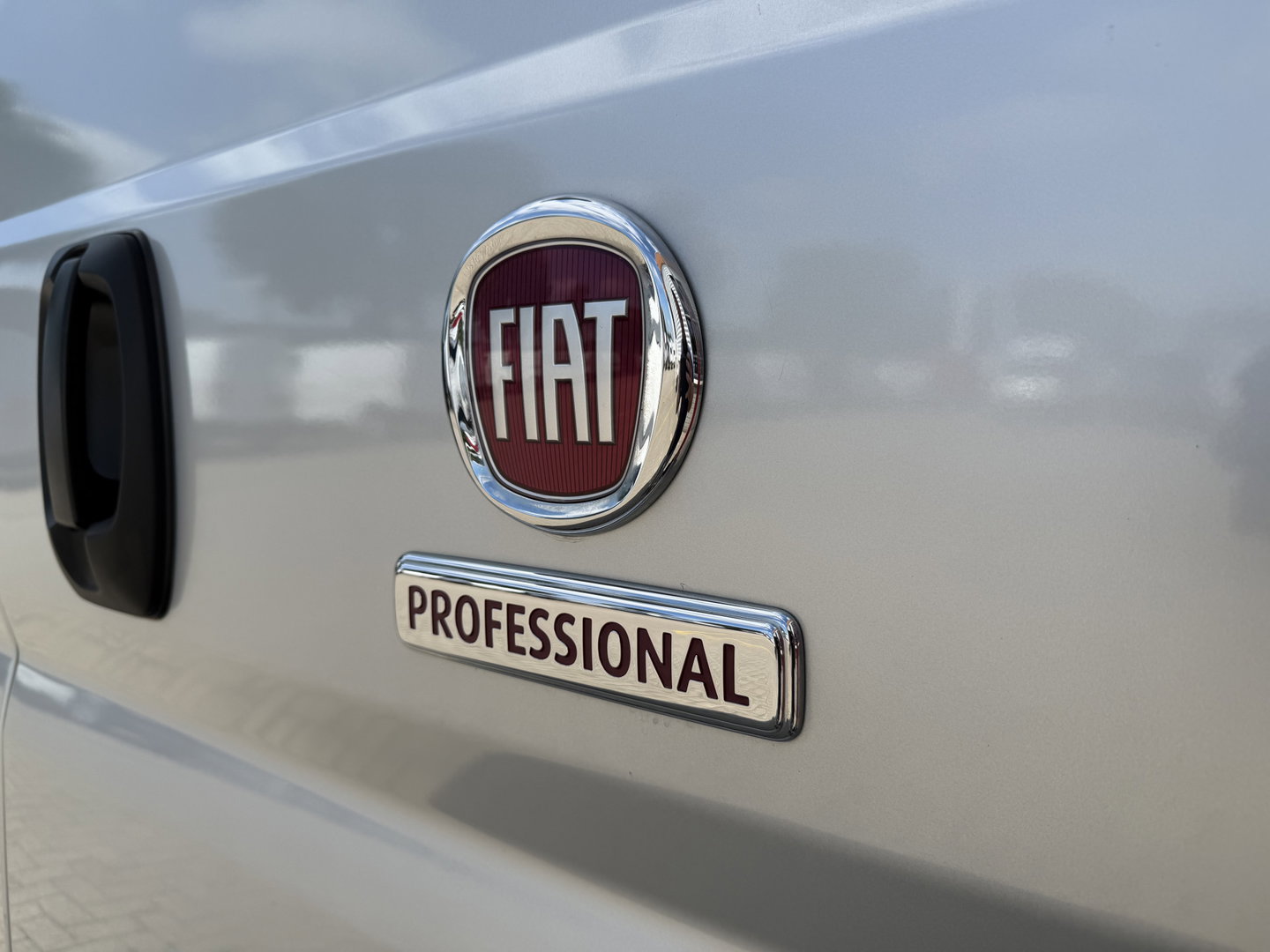 Fiat Ducato Maxi 35H 2.3 MultiJet L2H1 DC 5 persoons / trekhaak 3000 kg! / euro 6 / bpm vrij / zilver metallic / cruise en climate control / ingerichte laadruimte / lease vanaf €