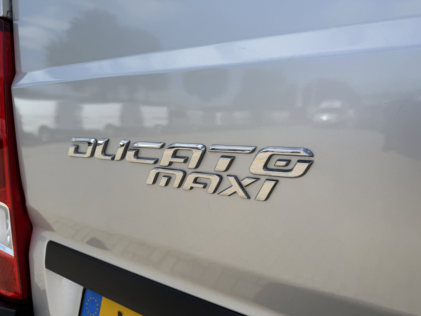 Fiat Ducato Maxi 35H 2.3 MultiJet L2H1 DC 5 persoons / trekhaak 3000 kg! / euro 6 / bpm vrij / zilver metallic / cruise en climate control / ingerichte laadruimte / lease vanaf €