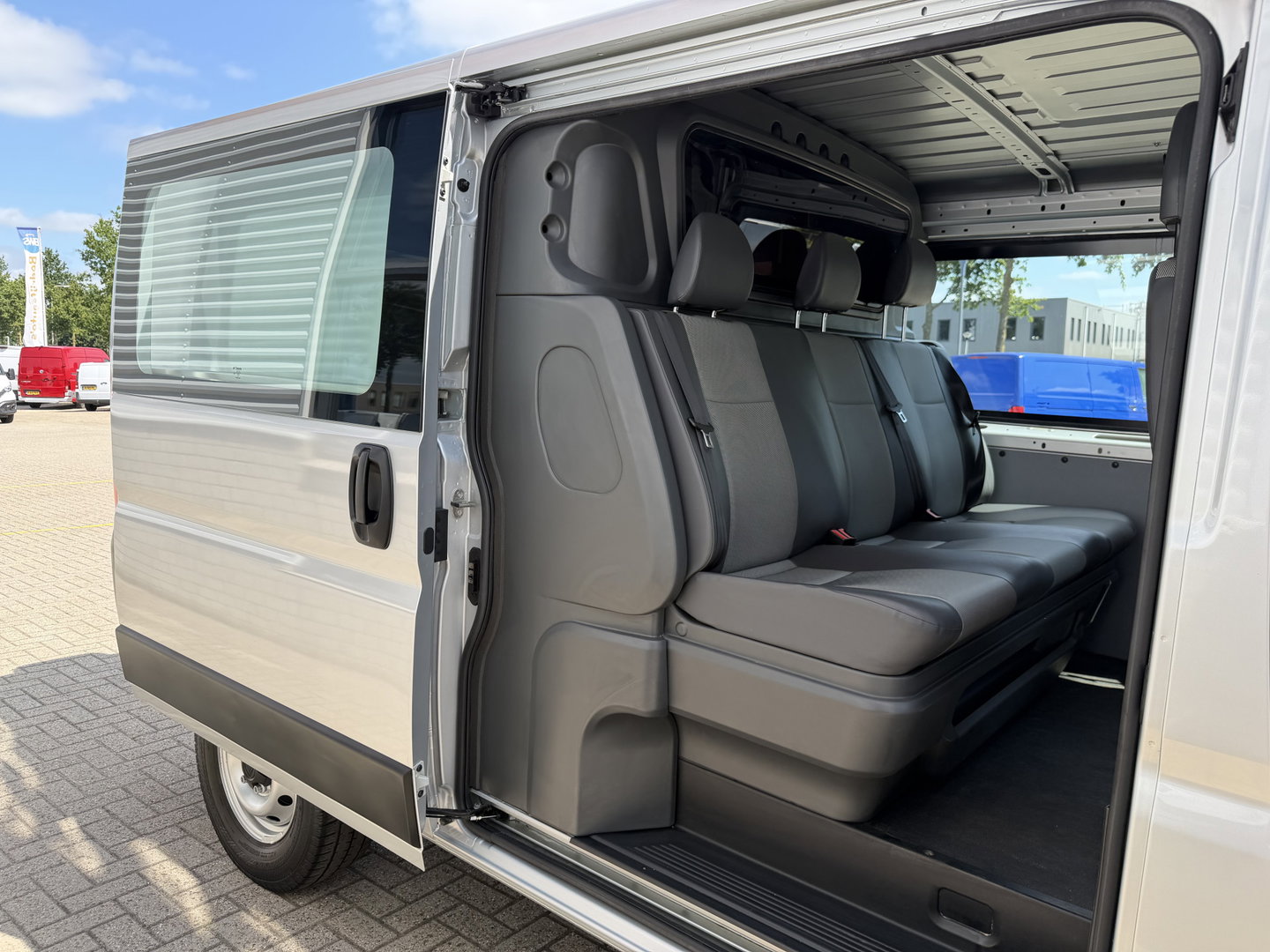 Fiat Ducato Maxi 35H 2.3 MultiJet L2H1 DC 5 persoons / trekhaak 3000 kg! / euro 6 / bpm vrij / zilver metallic / cruise en climate control / ingerichte laadruimte / lease vanaf €