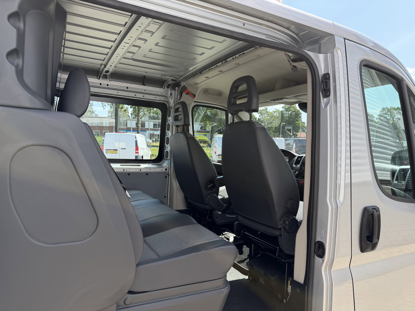 Fiat Ducato Maxi 35H 2.3 MultiJet L2H1 DC 5 persoons / trekhaak 3000 kg! / euro 6 / bpm vrij / zilver metallic / cruise en climate control / ingerichte laadruimte / lease vanaf €