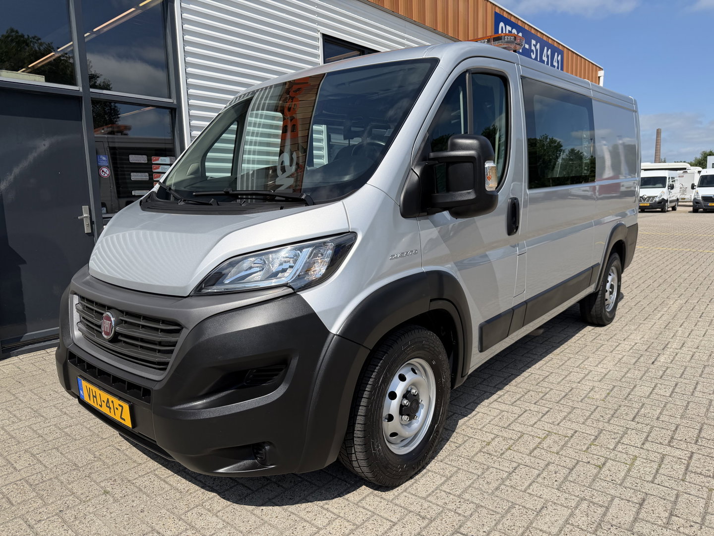 Fiat Ducato Maxi 35H 2.3 MultiJet L2H1 DC 5 persoons / trekhaak 3000 kg! / euro 6 / bpm vrij / zilver metallic / cruise en climate control / ingerichte laadruimte / lease vanaf €