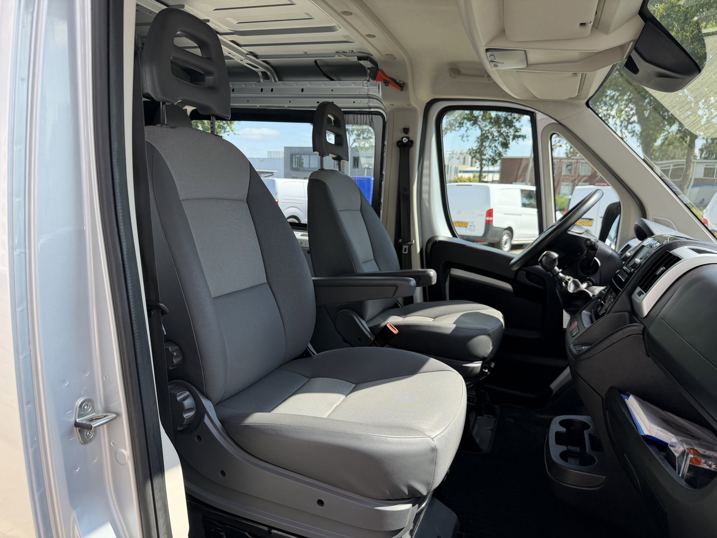 Fiat Ducato Maxi 35H 2.3 MultiJet L2H1 DC 5 persoons / trekhaak 3000 kg! / euro 6 / bpm vrij / zilver metallic / cruise en climate control / ingerichte laadruimte / lease vanaf €