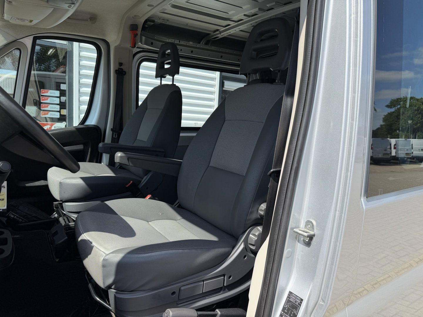 Fiat Ducato Maxi 35H 2.3 MultiJet L2H1 DC 5 persoons / trekhaak 3000 kg! / euro 6 / bpm vrij / zilver metallic / cruise en climate control / ingerichte laadruimte / lease vanaf €