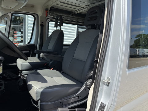 Fiat Ducato Maxi 35H 2.3 MultiJet L2H1 DC 5 persoons / trekhaak 3000 kg! / euro 6 / bpm vrij / zilver metallic / cruise en climate control / ingerichte laadruimte / lease vanaf €