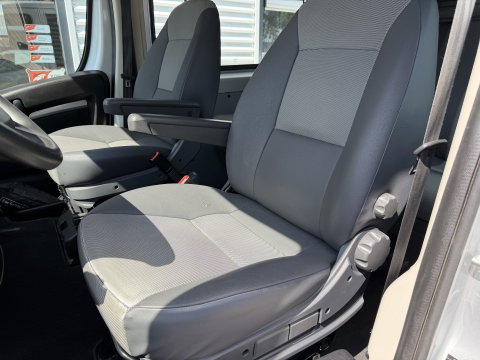 Fiat Ducato Maxi 35H 2.3 MultiJet L2H1 DC 5 persoons / trekhaak 3000 kg! / euro 6 / bpm vrij / zilver metallic / cruise en climate control / ingerichte laadruimte / lease vanaf €