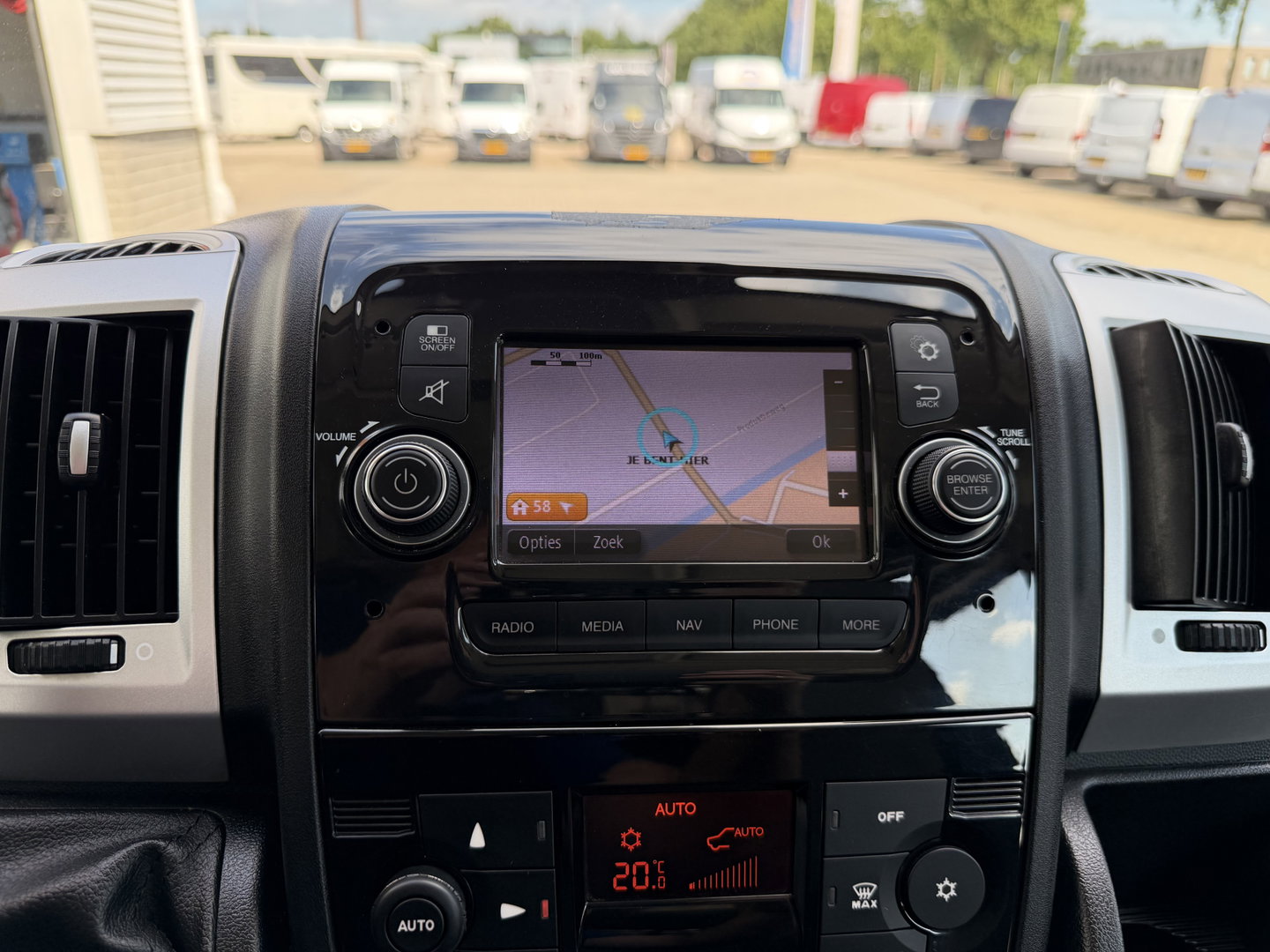 Fiat Ducato Maxi 35H 2.3 MultiJet L2H1 DC 5 persoons / trekhaak 3000 kg! / euro 6 / bpm vrij / zilver metallic / cruise en climate control / ingerichte laadruimte / lease vanaf €