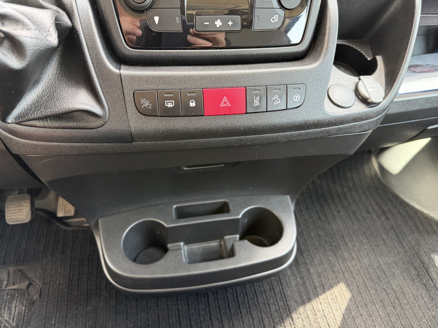 Fiat Ducato Maxi 35H 2.3 MultiJet L2H1 DC 5 persoons / trekhaak 3000 kg! / euro 6 / bpm vrij / zilver metallic / cruise en climate control / ingerichte laadruimte / lease vanaf €