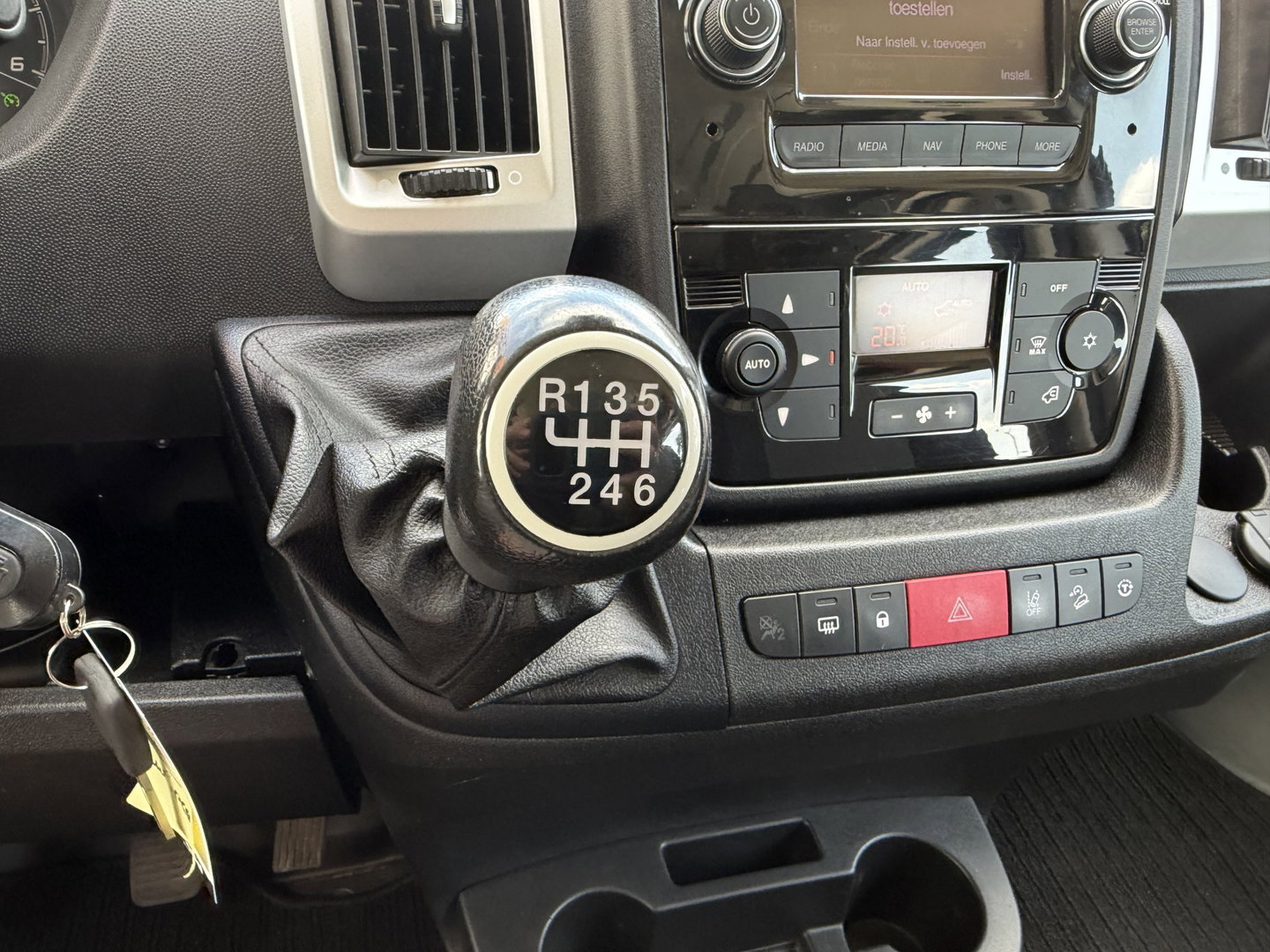 Fiat Ducato Maxi 35H 2.3 MultiJet L2H1 DC 5 persoons / trekhaak 3000 kg! / euro 6 / bpm vrij / zilver metallic / cruise en climate control / ingerichte laadruimte / lease vanaf €