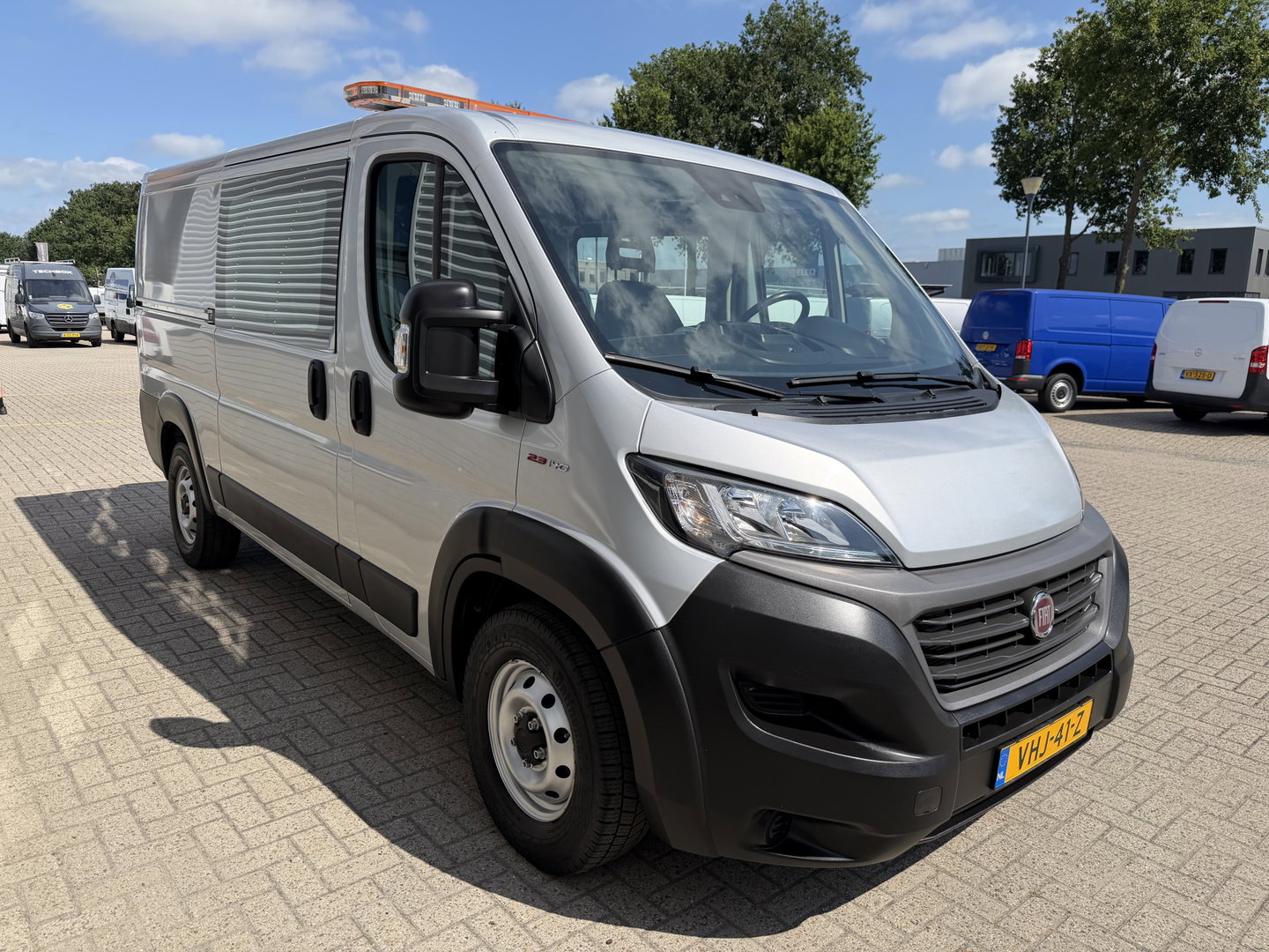 Fiat Ducato Maxi 35H 2.3 MultiJet L2H1 DC 5 persoons / trekhaak 3000 kg! / euro 6 / bpm vrij / zilver metallic / cruise en climate control / ingerichte laadruimte / lease vanaf €