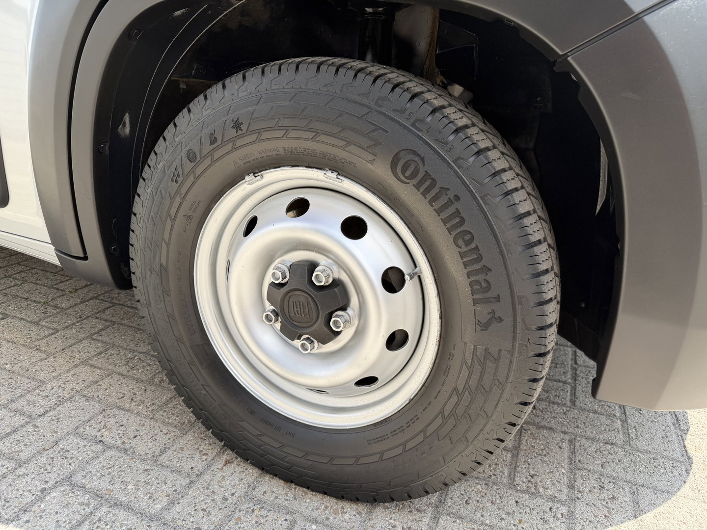 Fiat Ducato Maxi 35H 2.3 MultiJet L2H1 DC 5 persoons / trekhaak 3000 kg! / euro 6 / bpm vrij / zilver metallic / cruise en climate control / ingerichte laadruimte / lease vanaf €