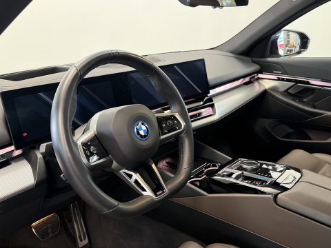 BMW i5 eDrive40 84 kWh Head-Up ACC PDC Trekhaak M-Sport Leder 24 Maanden garantie* (Vraag naar de voorwaarden)