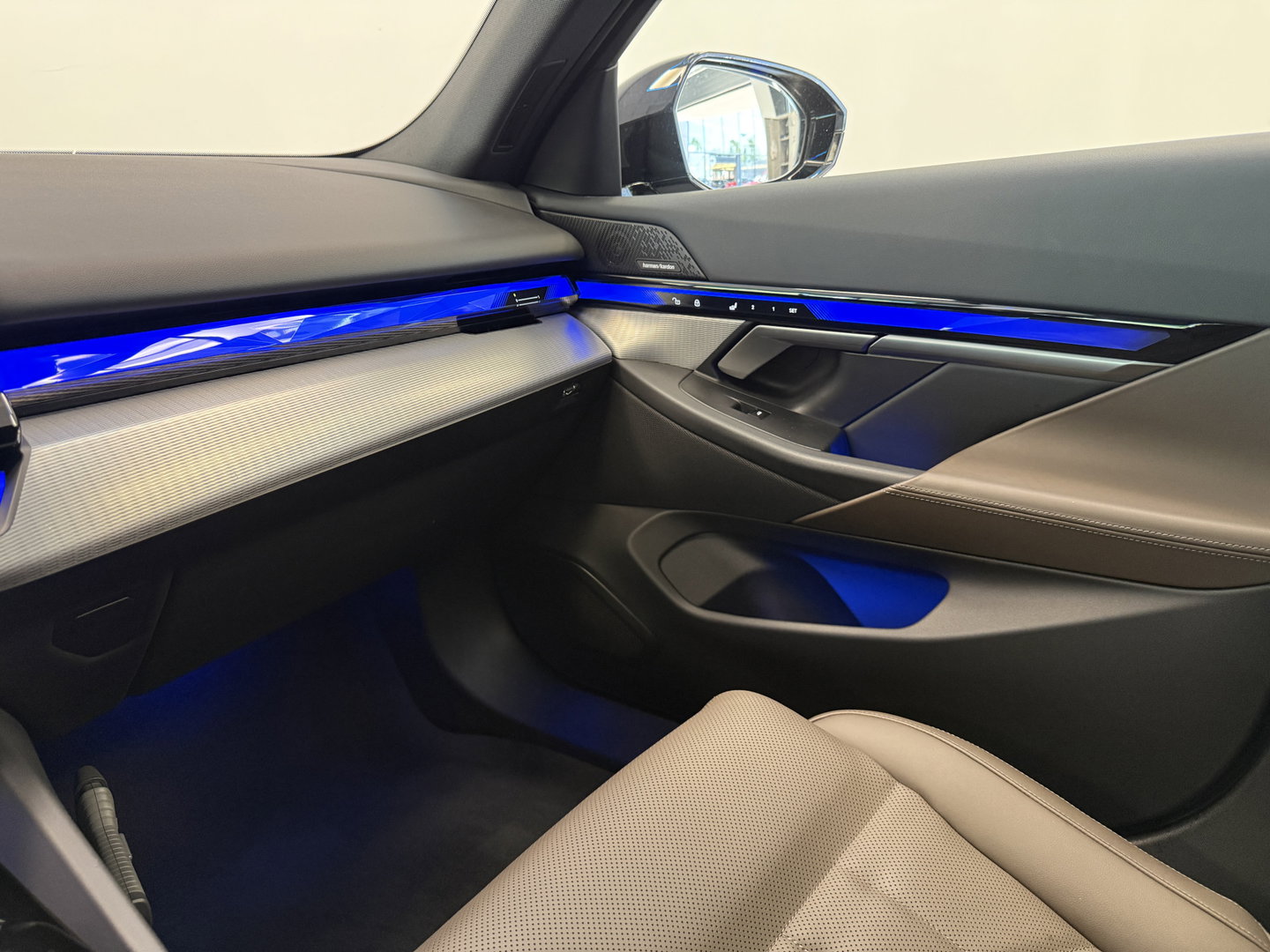 BMW i5 eDrive40 84 kWh Head-Up ACC PDC Trekhaak M-Sport Leder 24 Maanden garantie* (Vraag naar de voorwaarden)